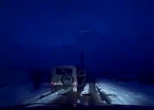 　　警察成功打開可疑汽車的車門并登上汽車，司機見狀立即停車及棄車逃走，警察則下車繼續追捕司機。