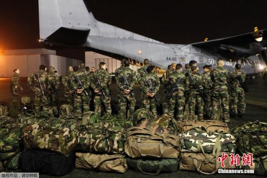 當地時間1月7日，法國軍人抵達巴黎布爾歇機場。他們將被部署在巴黎，以增強巴黎市的安保力量。