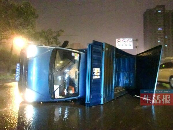 小貨車側翻現場。