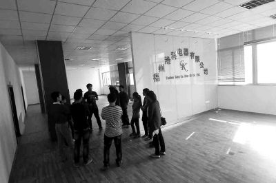 曾經(jīng)看似正規(guī)且豪華的公司，如今空空如也，只剩進(jìn)門處的公司名稱還赫然在目