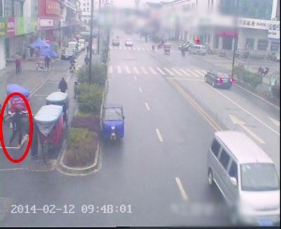 盡管嫌疑人拿走了金店內的監控設備，但他逃離過程中仍被道路監控拍下（紅圈中為嫌疑人）。