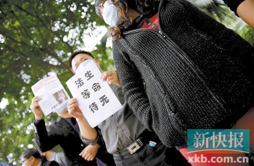 　　■昨日，數(shù)十位二胎準(zhǔn)媽媽和家屬來(lái)到省衛(wèi)計(jì)委門前，希望廣東二胎政策盡早出臺(tái)。新快報(bào)記者 孫毅/攝