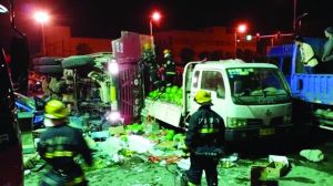 渣土車側(cè)翻在地，現(xiàn)場(chǎng)一片狼藉