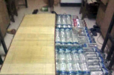 網友曬“解暑神器”:西瓜褲礦泉水床(圖) 網友曬“解暑神器”:西瓜褲礦泉水床(圖)