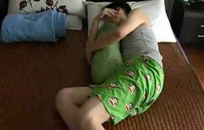 網友曬“解暑神器”:西瓜褲礦泉水床(圖) 網友曬“解暑神器”:西瓜褲礦泉水床(圖)