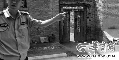 昨日，西安市閻良區譚家村，警方在孫某家調查 記者 黃利健 攝