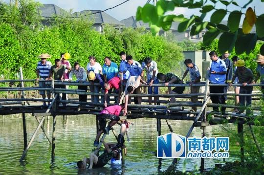 救援人員合力打撈起落水女孩，后經醫護人員確認已經死亡。受訪者供圖