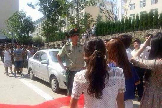 青島黃海學院，數(shù)千學生在校內(nèi)游行抗議