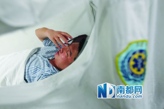 19日，北大深圳醫(yī)院，透過被撕破的工作服，急診科醫(yī)護人員申洪濤身體多處被醉酒男子抓傷。