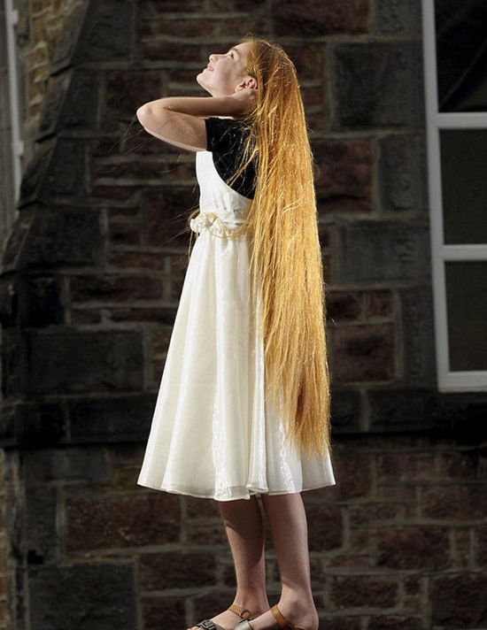 英國少女長發及膝 洗頭需1小時(組圖) 英國少女長發及膝 洗頭需1小時(組圖)