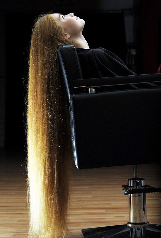 英國少女長發及膝 洗頭需1小時(組圖) 英國少女長發及膝 洗頭需1小時(組圖)