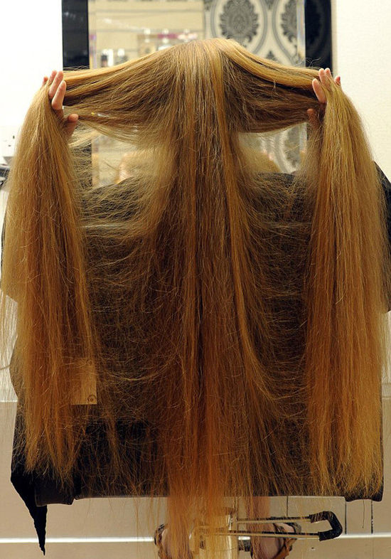 英國少女長發及膝 洗頭需1小時(組圖) 英國少女長發及膝 洗頭需1小時(組圖)