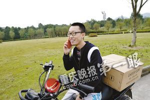 在推銷路上，黃鑫接到一位女生要衛生巾的電話，顯得十分高興。