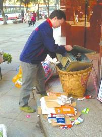 王光偉靠收廢品拾荒為生，每月僅有1000元的微薄收入。