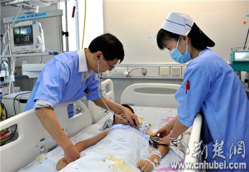 圖為：醫生正給換血漿的鑫鑫檢查