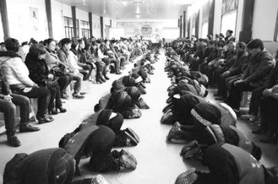 學生們在老師的指導下，一起給父母下跪謝恩。微博截圖