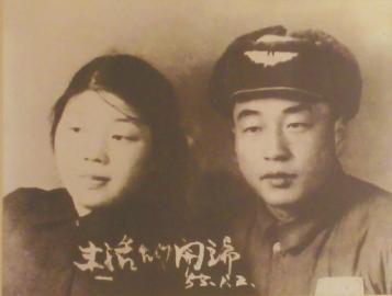 當年的結婚照老人還保留得很好。