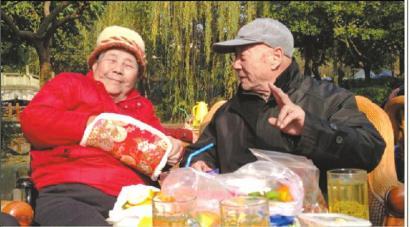 結婚60年，梁玉芹婆婆和王再功爺爺恩愛如初。