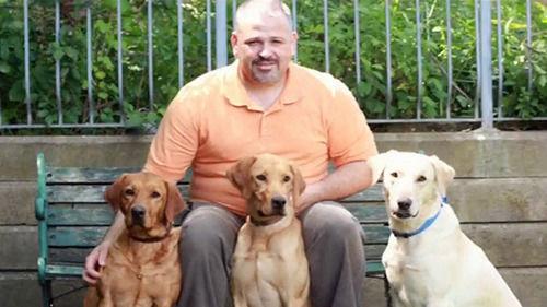圖為吉姆和他的專業臭蟲探測犬在一起。
