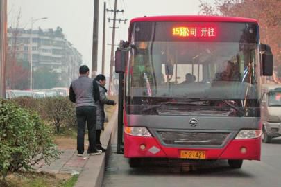 1月6日下午，資陽一輛15路公交車停靠在當時事發車站。