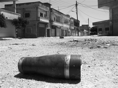 　11日，霍姆斯，政府軍和反對(duì)派武裝沖突過(guò)后留下一個(gè)彈殼。