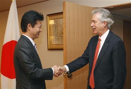 10月15日上午,日本外相玄葉光一郎與到訪的美國常務助理國務卿伯恩斯在日外務省舉行了會談。 10月15日上午,日本外相玄葉光一郎與到訪的美國常務助理國務卿伯恩斯在日外務省舉行了會談。