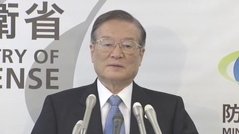 日本防衛省森本敏16日上午出席記者會。