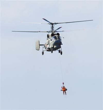 演習中，搜救直升機營救“落水人員”