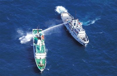 昨日，東海某海域，東海艦隊拖船使用高壓水炮為地方執法船滅火