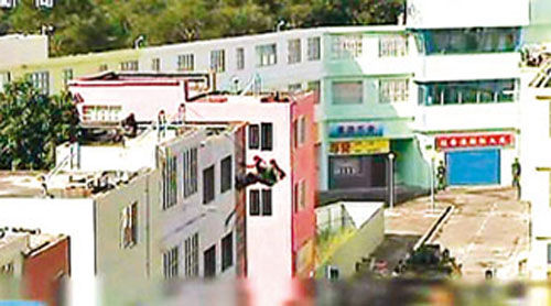 解放軍駐港部隊從屋頂游繩攻入建筑物。圖片來源：香港《文匯報》