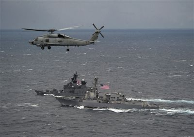 2011年1月10日，美國海軍驅逐艦與日本海上自衛(wèi)隊“鞍馬”號驅逐艦在日本長崎縣附近海域舉行聯(lián)合海上演習。資料圖片