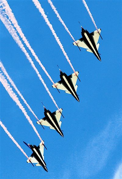 藍天為紙，6架紅藍涂裝的殲-10戰機縱情潑墨寫意