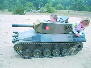 為了讓3歲兒子玩得拉風(fēng)，荷蘭父親9個(gè)月時(shí)間造了這輛坦克。