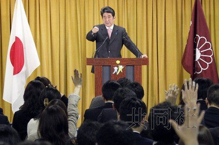 12月17日，日本自民黨總裁安倍晉三17日在黨總部會見記者，表示考慮與日本維新會和眾人之黨攜手修改憲法。