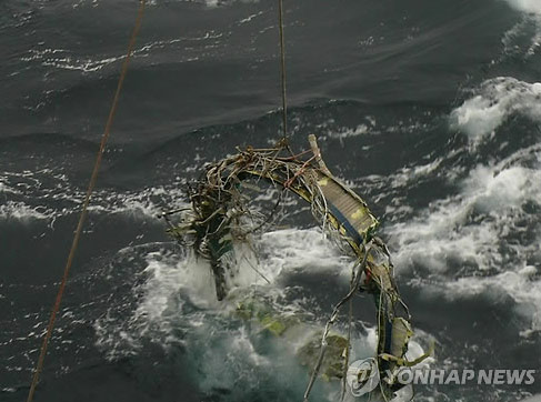 韓國防部23日表示，于本月21日又打撈了三塊朝鮮遠(yuǎn)程火箭“銀河3”號的殘骸，打撈地點(diǎn)在之前打撈一級火箭氧化劑桶附近1-2公里海域內(nèi)。（圖片來源：韓聯(lián)社）