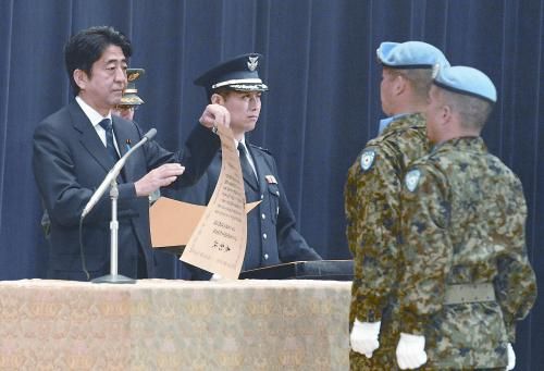 20日，日本首相安倍晉三向回國(guó)的戈蘭高地維和自衛(wèi)隊(duì)遞交政府獎(jiǎng)狀。安倍在儀式上稱，近年“日本周邊的安全保障環(huán)境更加嚴(yán)峻”，為此將修改《防衛(wèi)計(jì)劃大綱》，進(jìn)一步加強(qiáng)日美同盟。