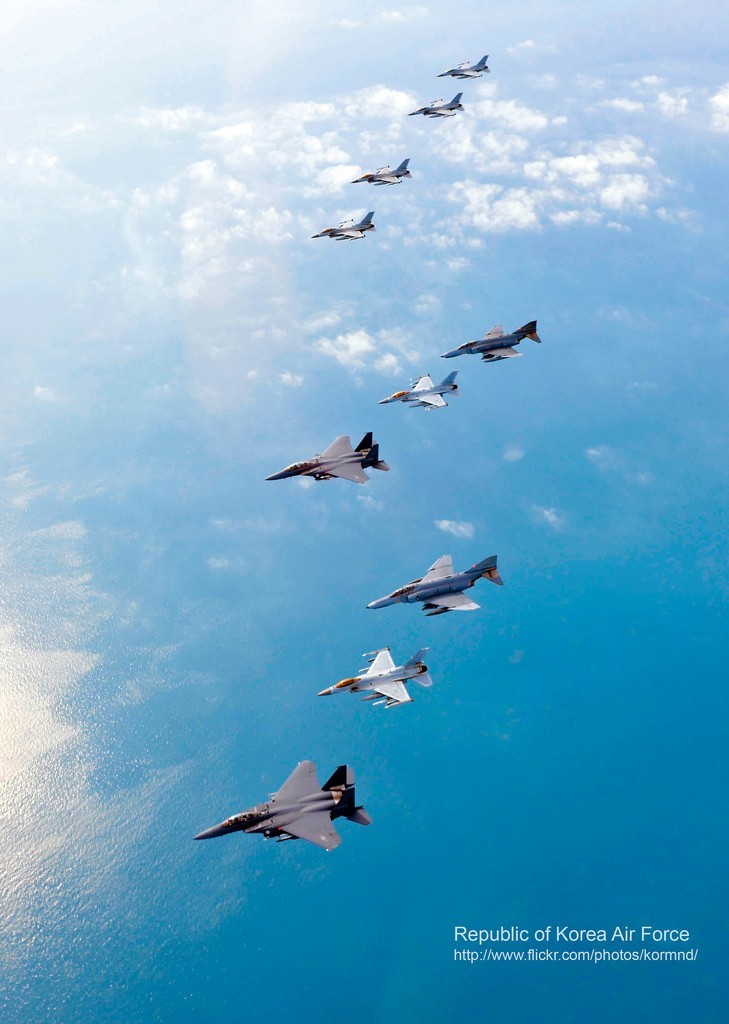 圖為韓空軍KF-16戰機、F-4戰機、F-15K兩代三型戰機編隊升空練作戰。