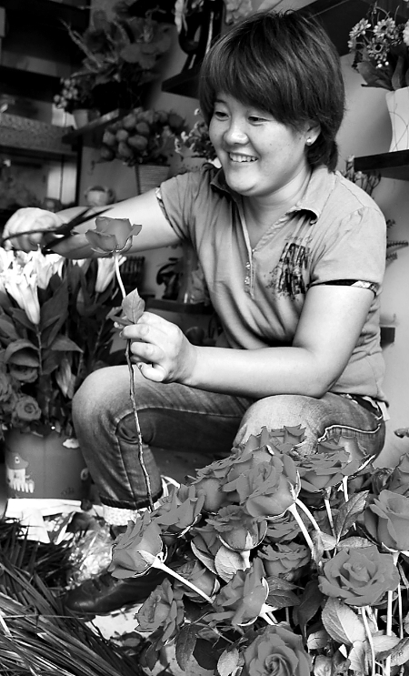 8月21日，內黃縣一家鮮花店的工作人員正在包裝鮮花。