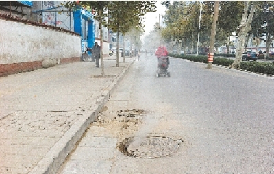 莫踩熱力井蓋 井內(nèi)高溫達(dá)300℃ 莫踩熱力井蓋 井內(nèi)高溫達(dá)300℃