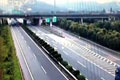 半掛車上掉落新車 駕駛員無(wú)察覺