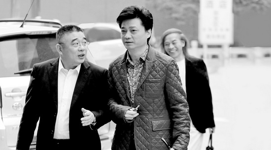 錢文忠（左）、小崔、蔡志忠（后）三位大咖步入錄制現(xiàn)場