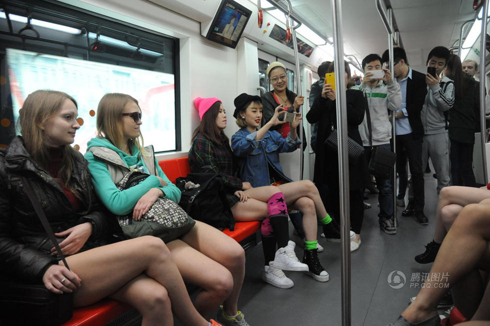 哈爾濱地鐵出現“無褲秀”