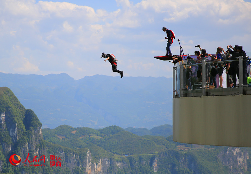 28日，2016世界低空跳傘大賽在重慶云陽龍缸景區正式開賽。圖為選手角逐中。劉政寧 攝